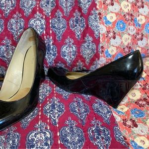 Barely worn Nine West wedge.